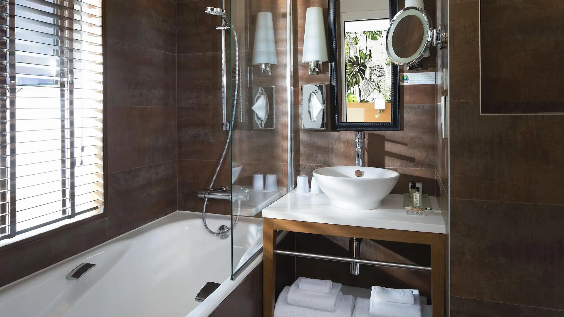 ****  Hotel Le Six Paris França