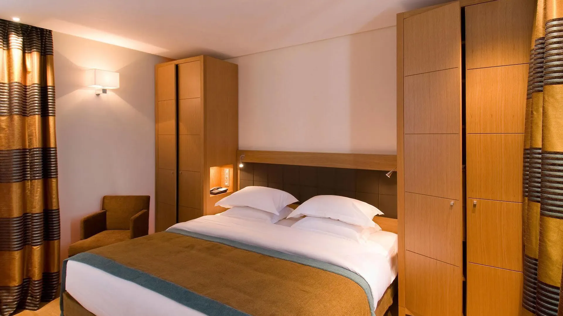 פריז Hotel Le Six 4*,